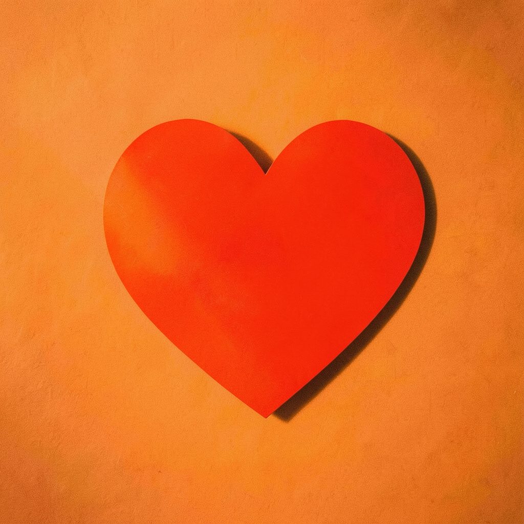 Icona a forma di cuore con linee diagonali dinamiche, in tonalità calde su sfondo scuro, che evoca connessione e passione per il digitale.